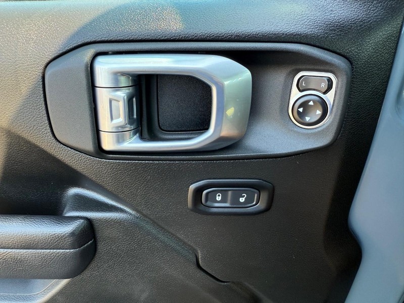 Jeep Wrangler Vehicle Image 24