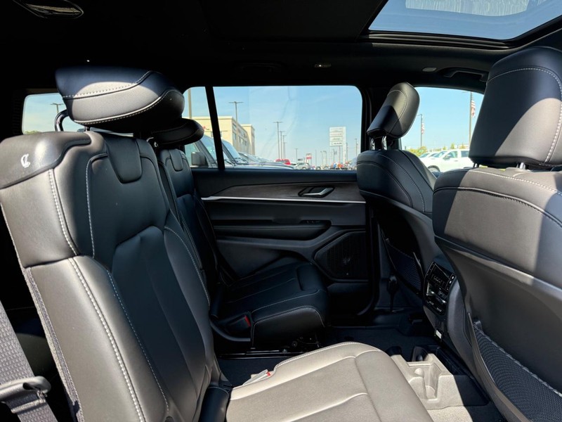 Jeep Grand Cherokee L Vehicle Image 04