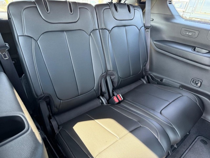 Jeep Grand Cherokee L Vehicle Image 05