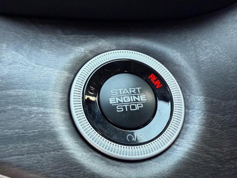 Jeep Grand Cherokee L Vehicle Image 11