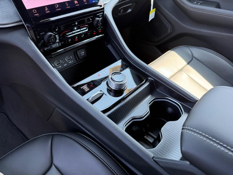 Jeep Grand Cherokee L Vehicle Image 16