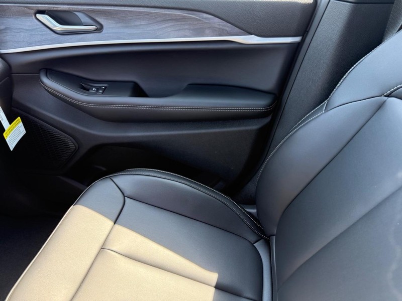 Jeep Grand Cherokee L Vehicle Image 17