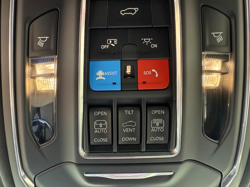 Jeep Grand Cherokee L Vehicle Image 18