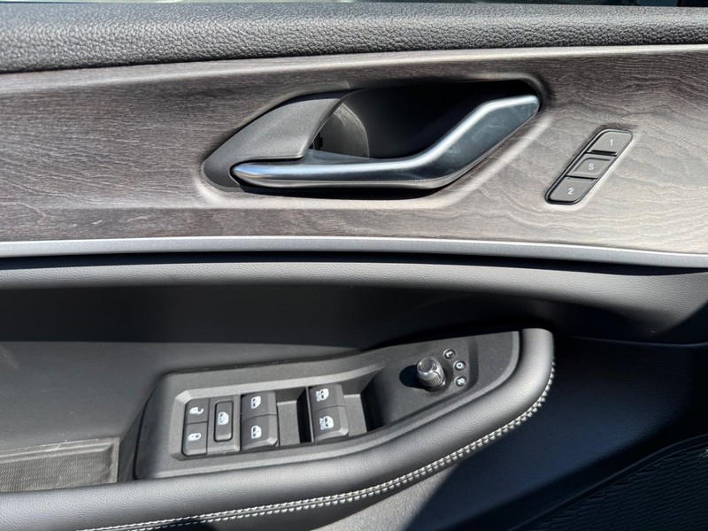 Jeep Grand Cherokee L Vehicle Image 21