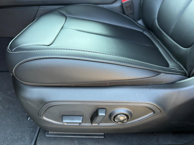 Jeep Grand Cherokee L Vehicle Image 22