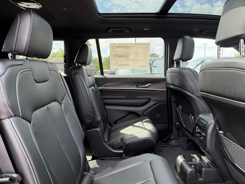 Jeep Grand Cherokee L Vehicle Image 04