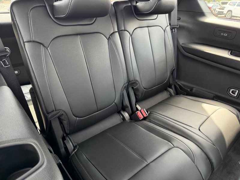 Jeep Grand Cherokee L Vehicle Image 05