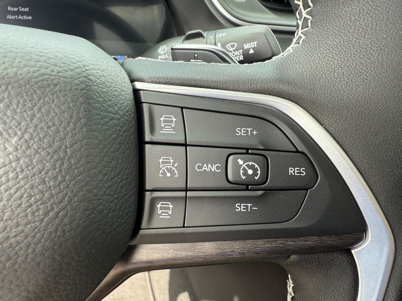 Jeep Grand Cherokee L Vehicle Image 10