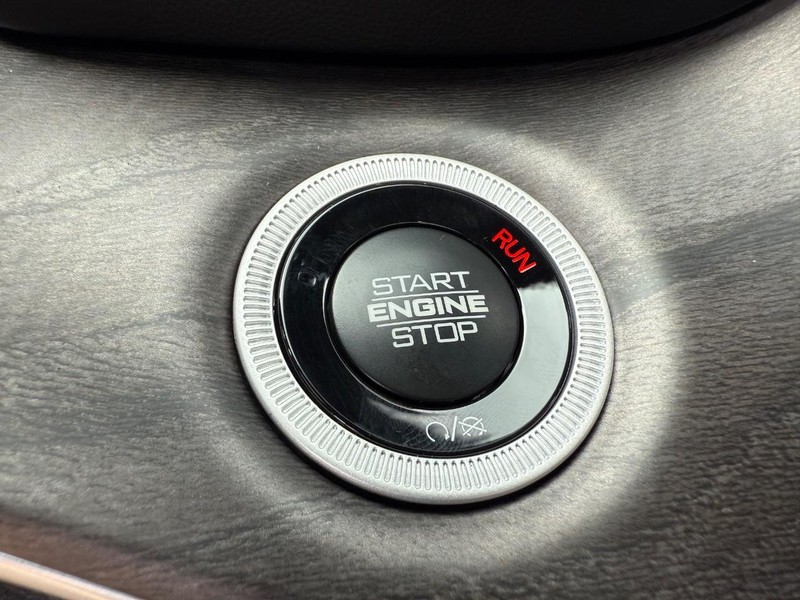 Jeep Grand Cherokee L Vehicle Image 11