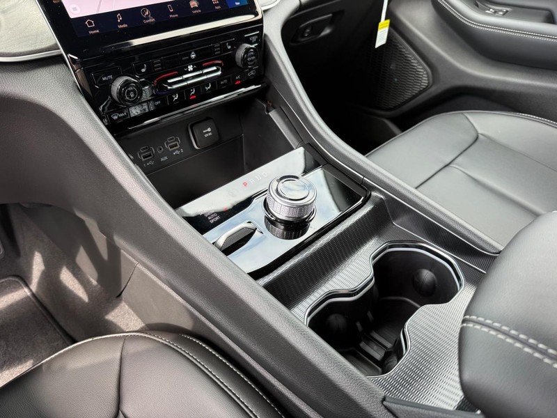 Jeep Grand Cherokee L Vehicle Image 16