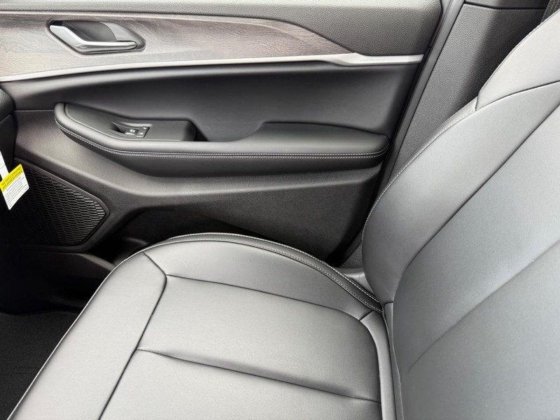 Jeep Grand Cherokee L Vehicle Image 17