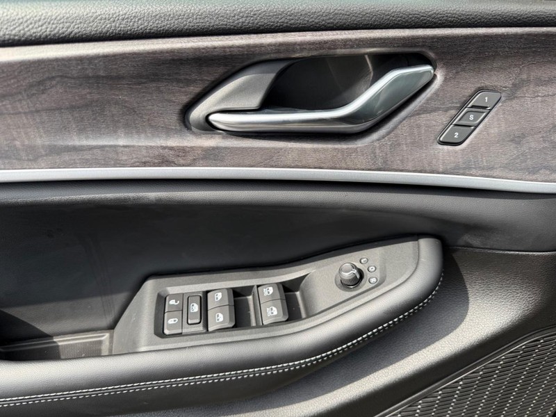 Jeep Grand Cherokee L Vehicle Image 21