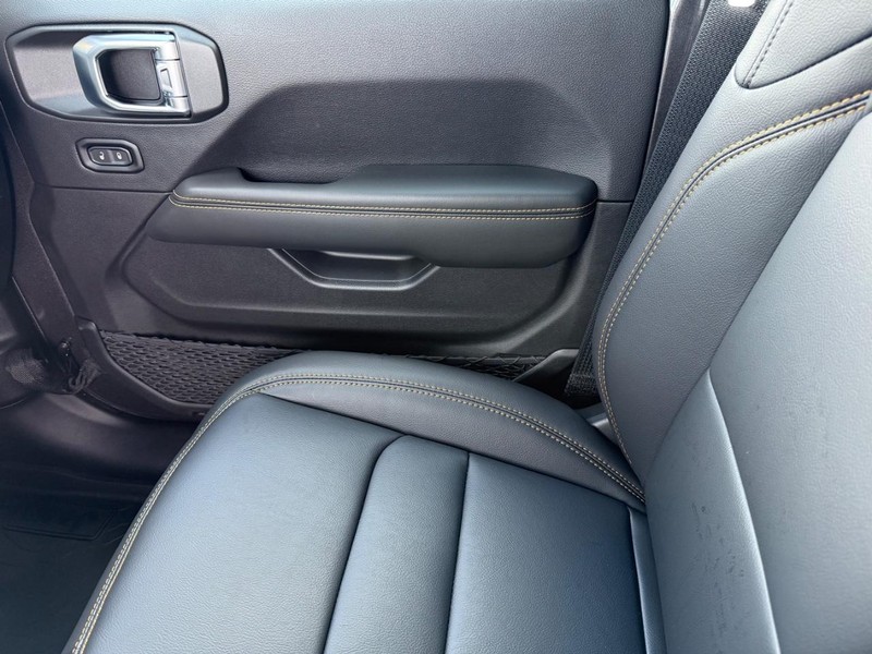 Jeep Wrangler Vehicle Image 16