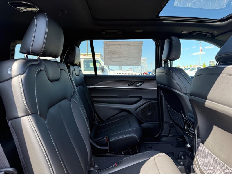 Jeep Grand Cherokee L Vehicle Image 04