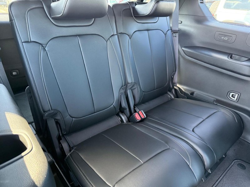 Jeep Grand Cherokee L Vehicle Image 05