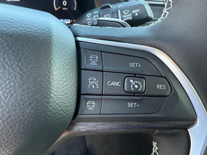 Jeep Grand Cherokee L Vehicle Image 10