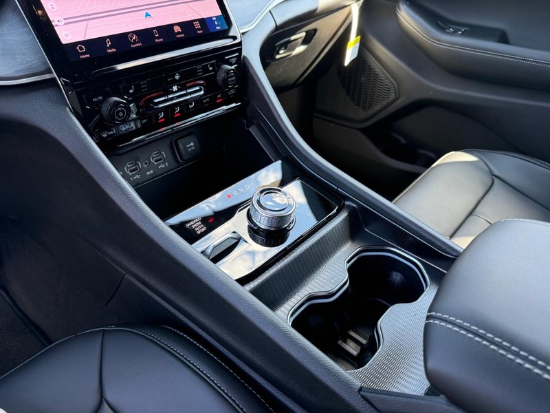 Jeep Grand Cherokee L Vehicle Image 16