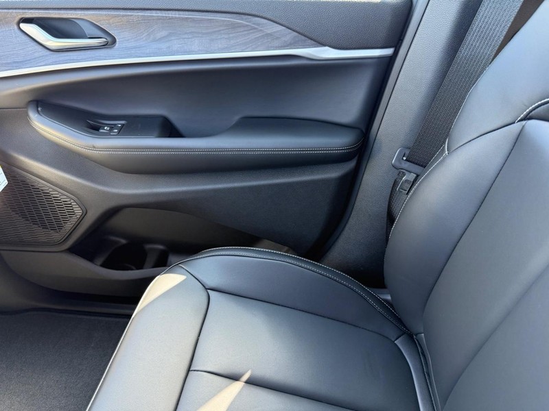 Jeep Grand Cherokee L Vehicle Image 17