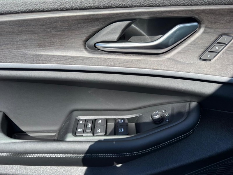 Jeep Grand Cherokee L Vehicle Image 21