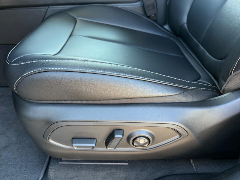 Jeep Grand Cherokee L Vehicle Image 22