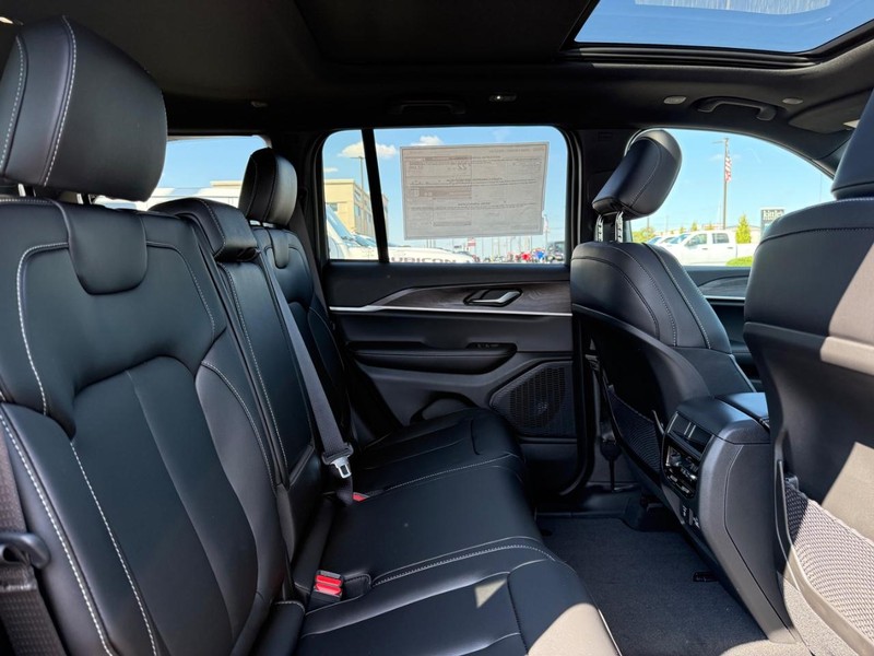 Jeep Grand Cherokee Vehicle Image 04