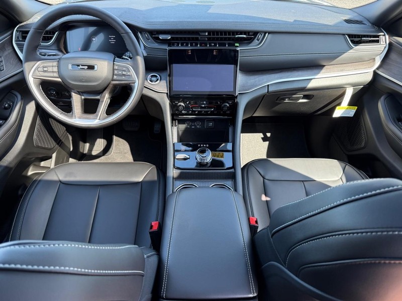 Jeep Grand Cherokee Vehicle Image 06