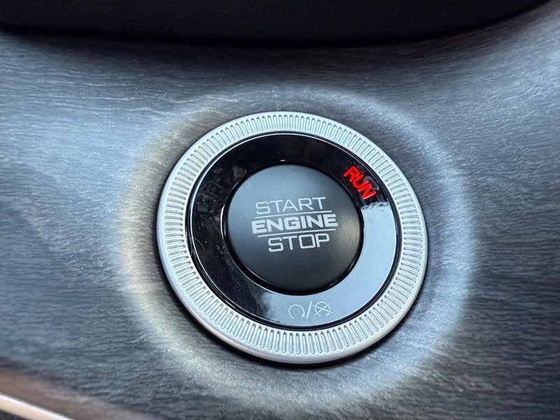 Jeep Grand Cherokee Vehicle Image 10