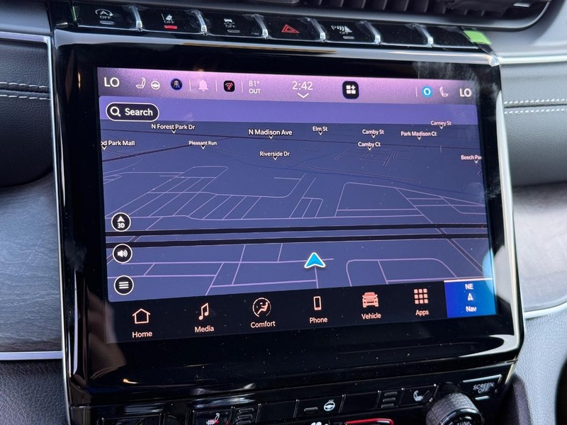 Jeep Grand Cherokee Vehicle Image 12