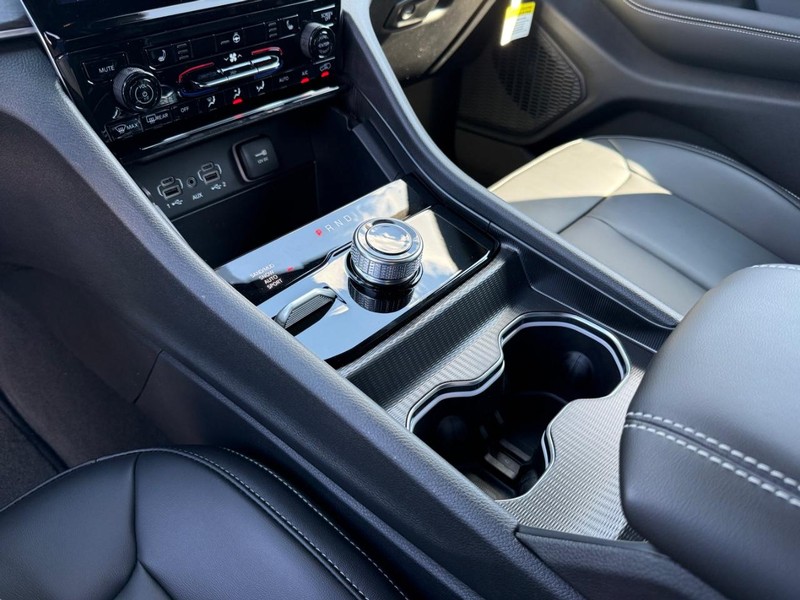 Jeep Grand Cherokee Vehicle Image 15