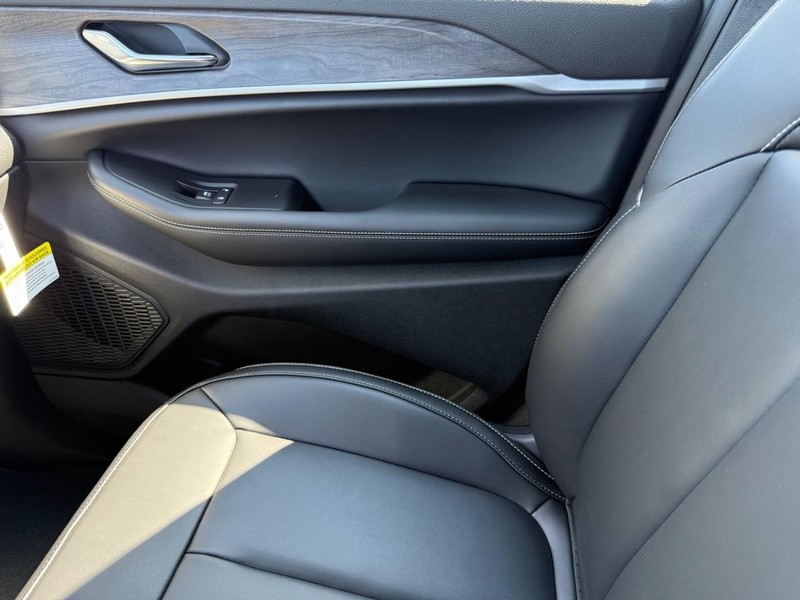 Jeep Grand Cherokee Vehicle Image 16