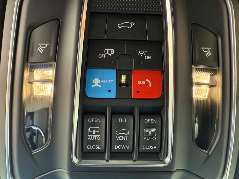 Jeep Grand Cherokee Vehicle Image 17