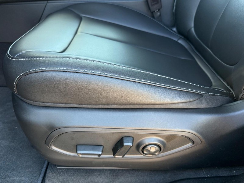 Jeep Grand Cherokee Vehicle Image 21