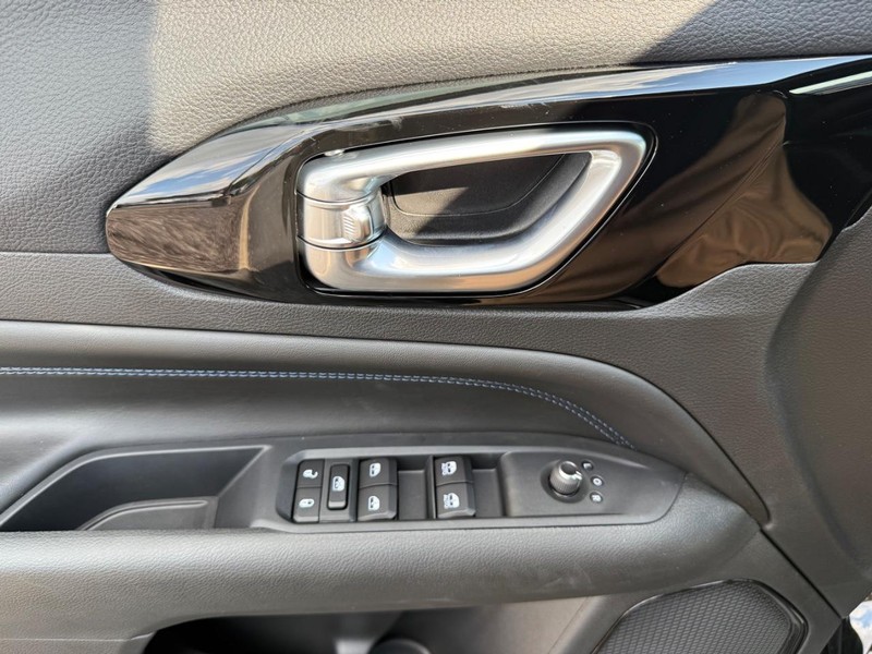 Jeep Compass Vehicle Image 17