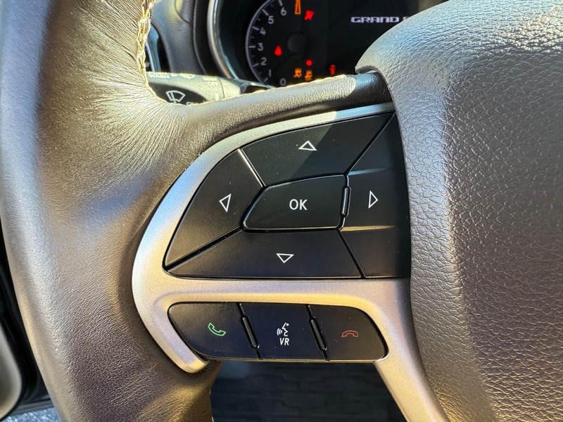 Jeep Grand Cherokee Vehicle Image 15