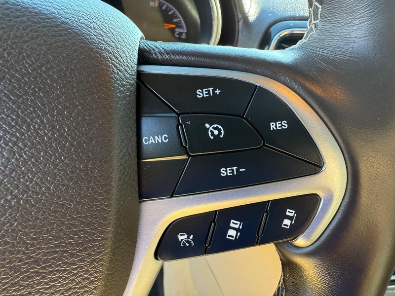 Jeep Grand Cherokee Vehicle Image 16