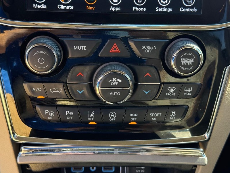 Jeep Grand Cherokee Vehicle Image 21