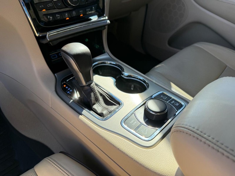 Jeep Grand Cherokee Vehicle Image 22