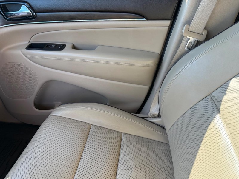 Jeep Grand Cherokee Vehicle Image 23