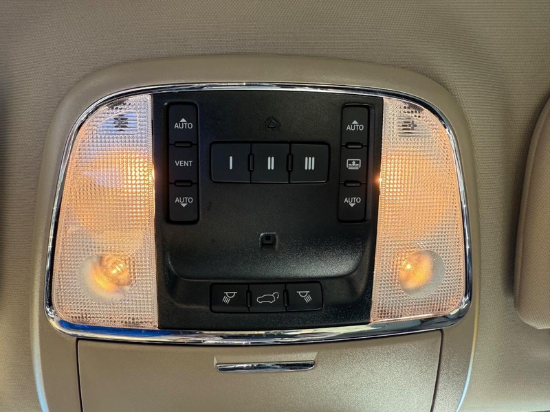 Jeep Grand Cherokee Vehicle Image 24