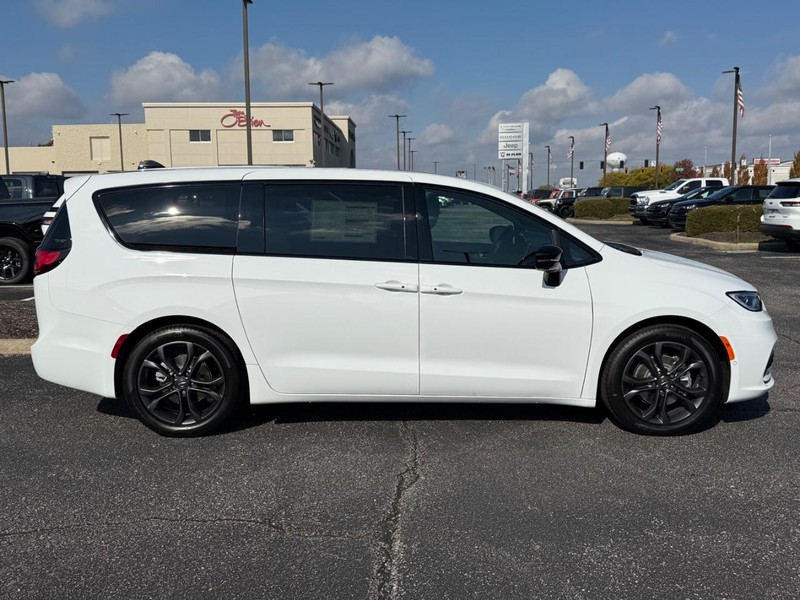 Chrysler Pacifica Vehicle Image 02