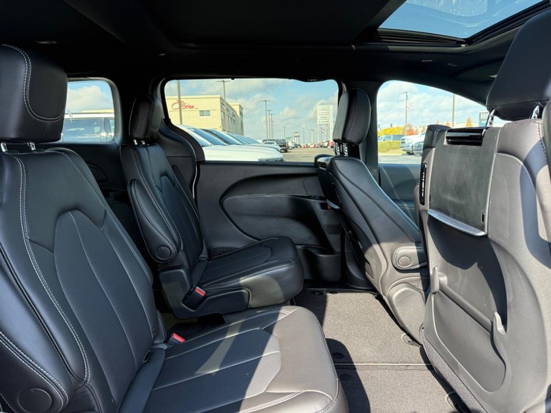 Chrysler Pacifica Vehicle Image 04