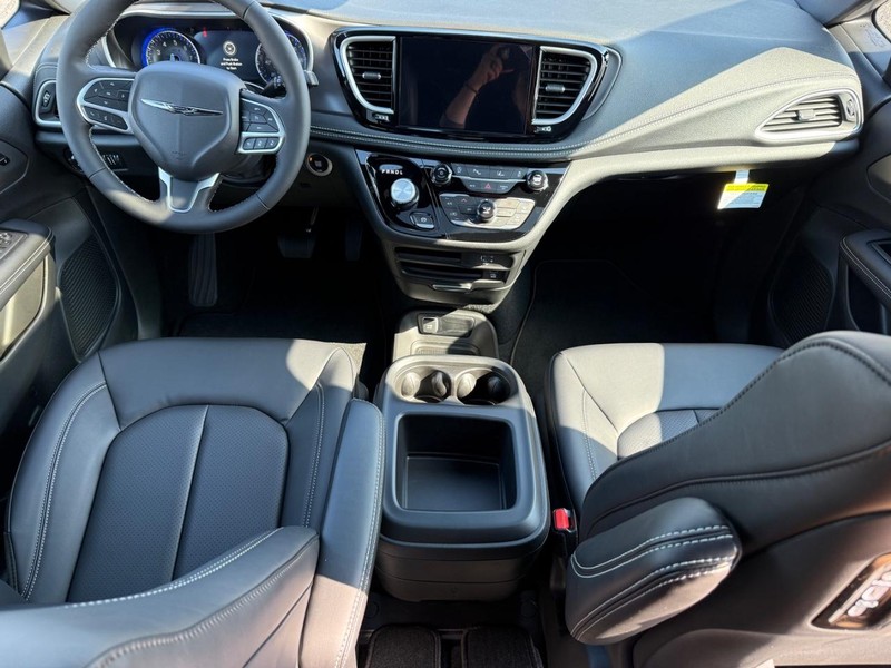 Chrysler Pacifica Vehicle Image 07