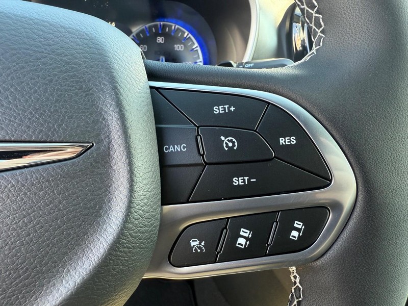 Chrysler Pacifica Vehicle Image 10