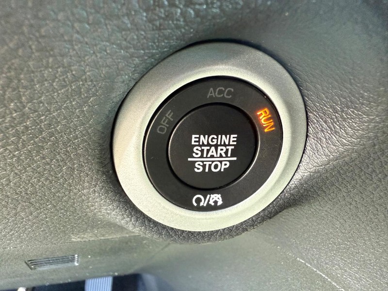 Chrysler Pacifica Vehicle Image 11