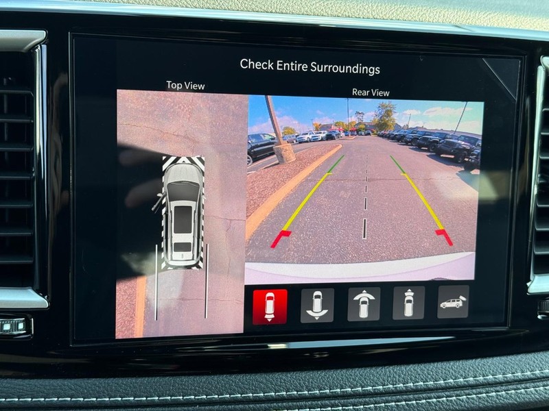 Chrysler Pacifica Vehicle Image 13