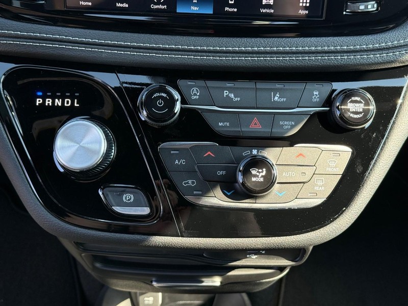 Chrysler Pacifica Vehicle Image 14