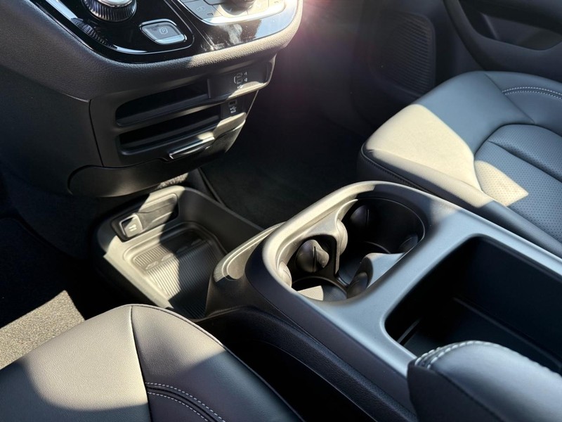 Chrysler Pacifica Vehicle Image 15