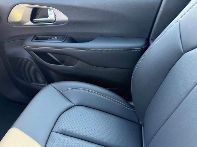 Chrysler Pacifica Vehicle Image 16