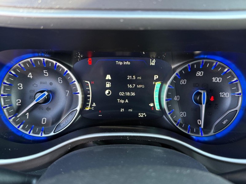 Chrysler Pacifica Vehicle Image 17