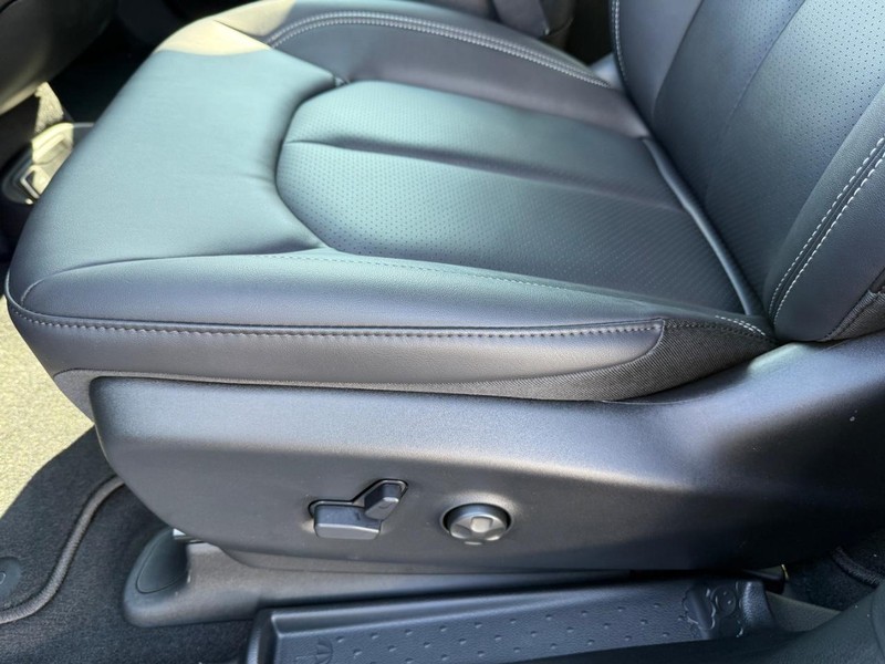 Chrysler Pacifica Vehicle Image 20